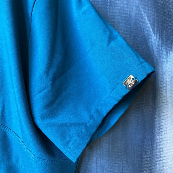 Grey's Anatomy Fitted Blue Short Sleeve Scrub - Picture 2 of 6